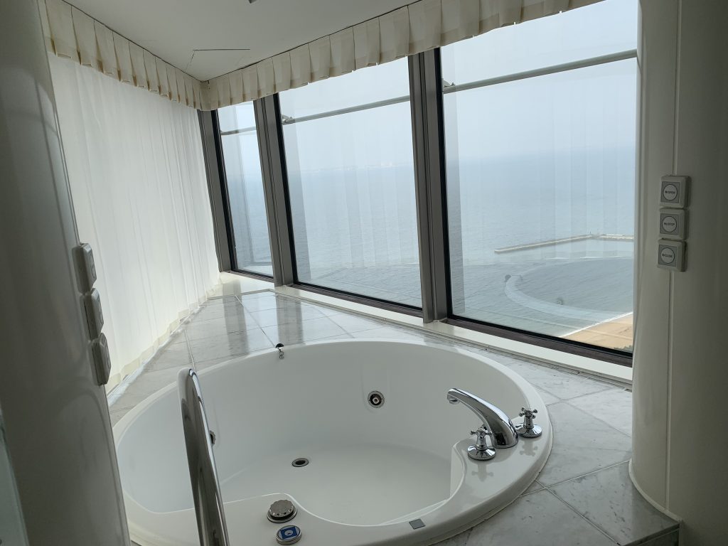 Hilton Fukuoka Sea Hawk-按摩浴缸位置可望到博多灣海景