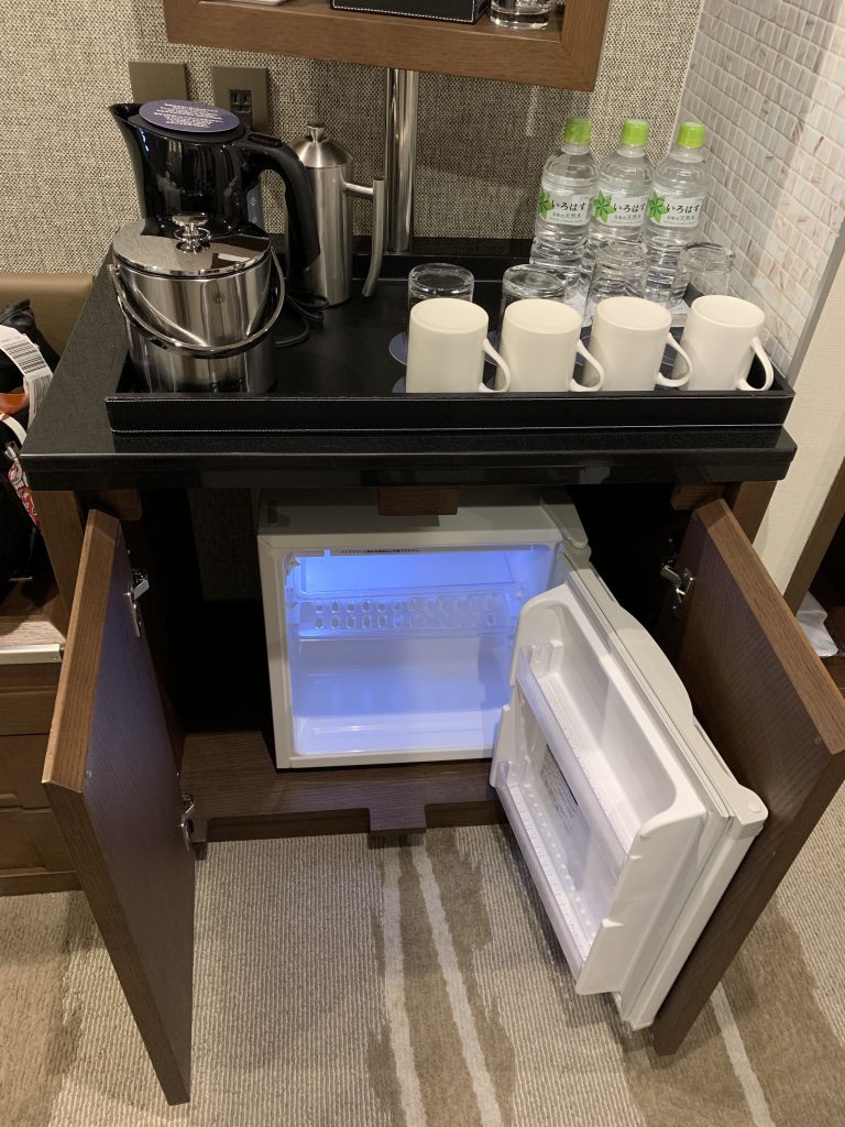 Sheraton Grande Tokyo Bay Hotel-房間餐飲吧有小型雪櫃