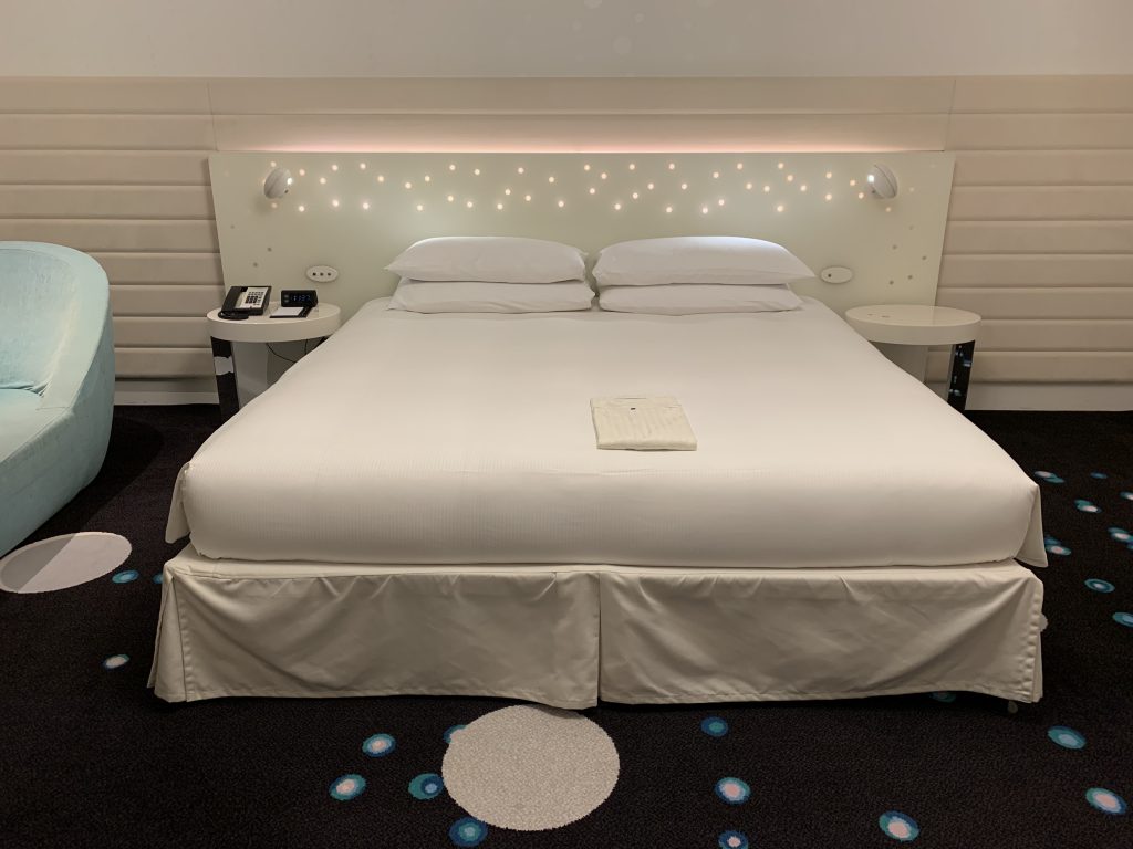 東京灣希爾頓酒店-房間床褥放置了睡袍