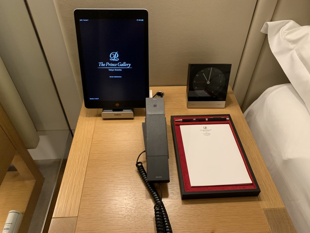 東京紀尾井町王子畫廊豪華精選酒店-房間床頭櫃有鬧鐘、電話、文具及iPad